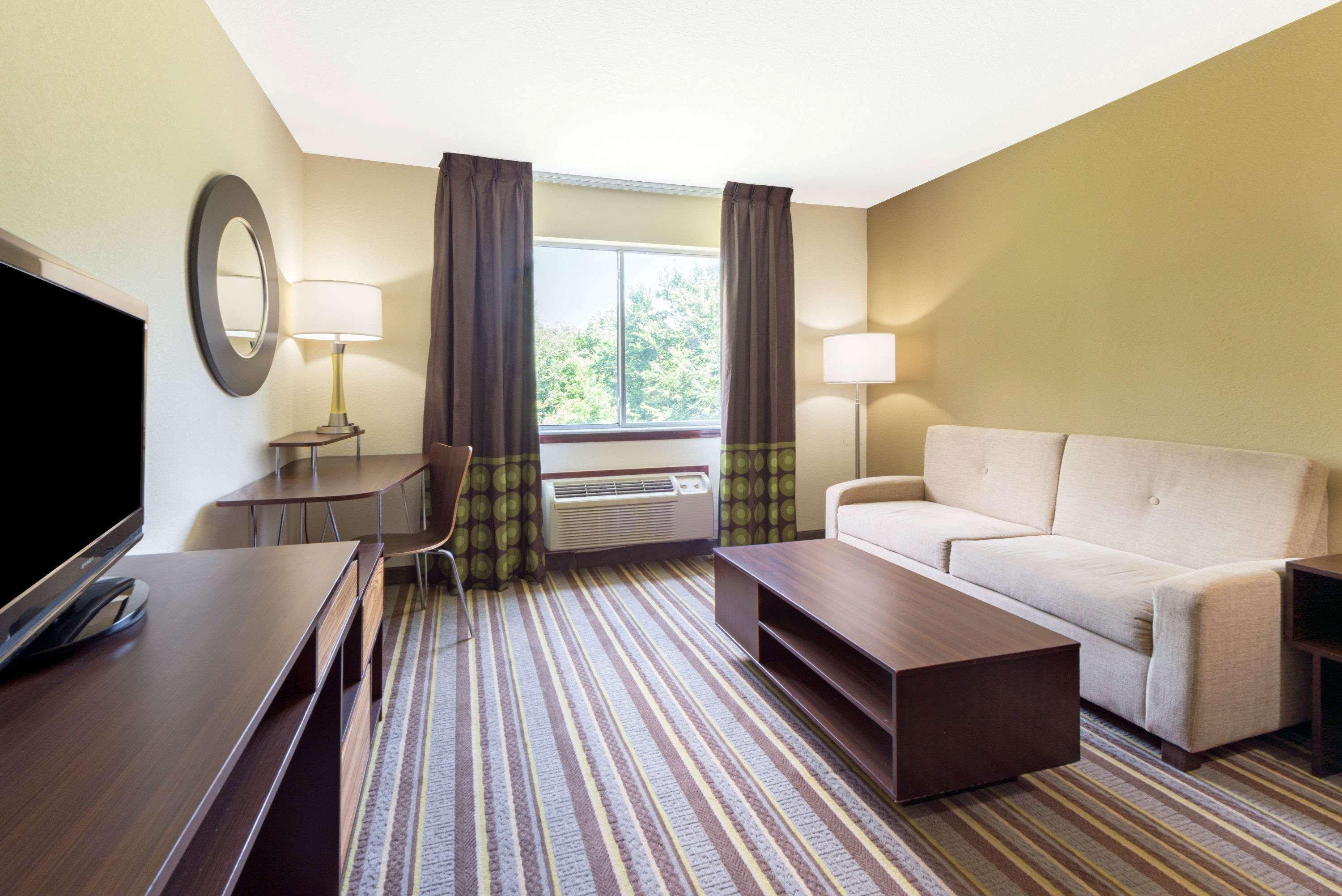 Super 8 By Wyndham Perry Hotel Exterior photo