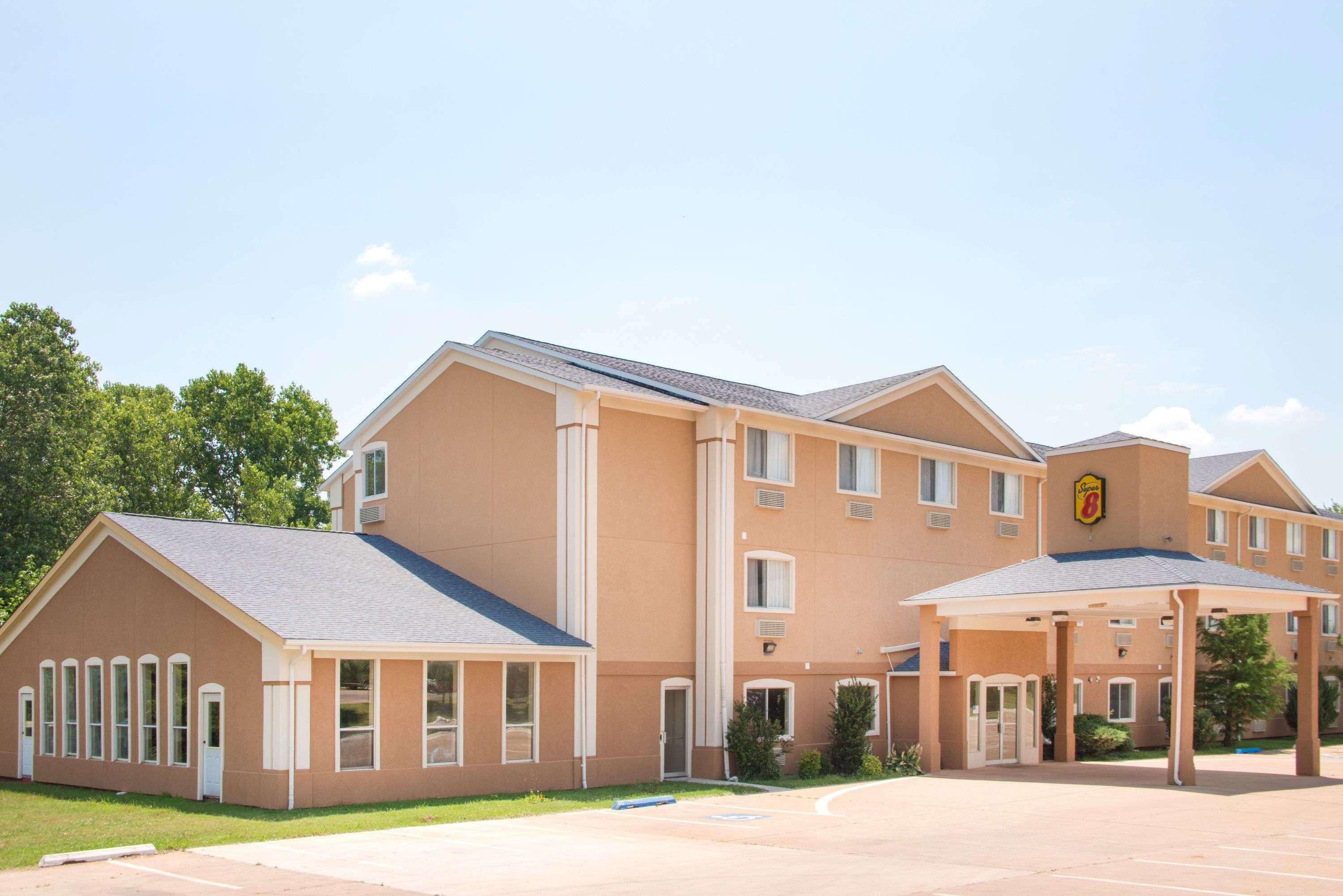 Super 8 By Wyndham Perry Hotel Exterior photo