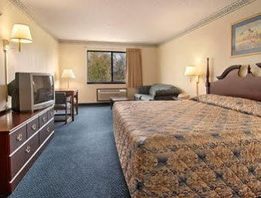 Super 8 By Wyndham Perry Hotel Exterior photo